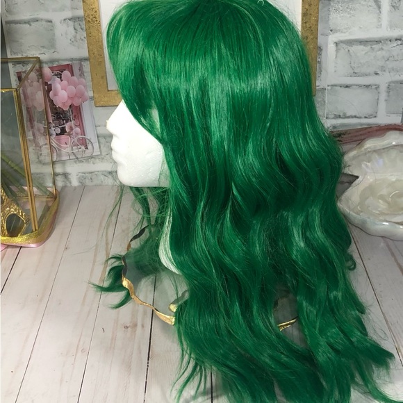 Green Synthetic Wig - Wavy, Shoulder Length w/Bangs  - New, Never Worn - Picture 5 of 7